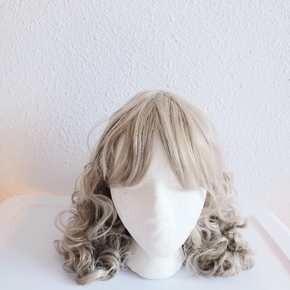 Nwt  Long Curly Ash Blondie Wavy Wig - Picture 6 of 11